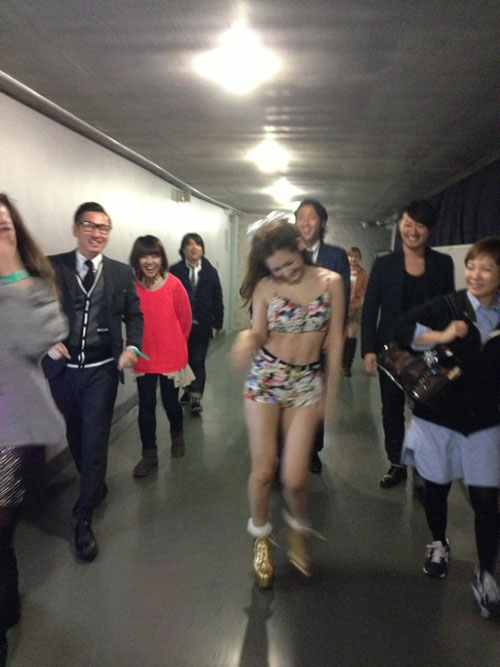 일본 탤런트 사에코가 패션쇼에서 엉덩이를 노출해 민망해하고 있다. / 사에코 블로그 캡처