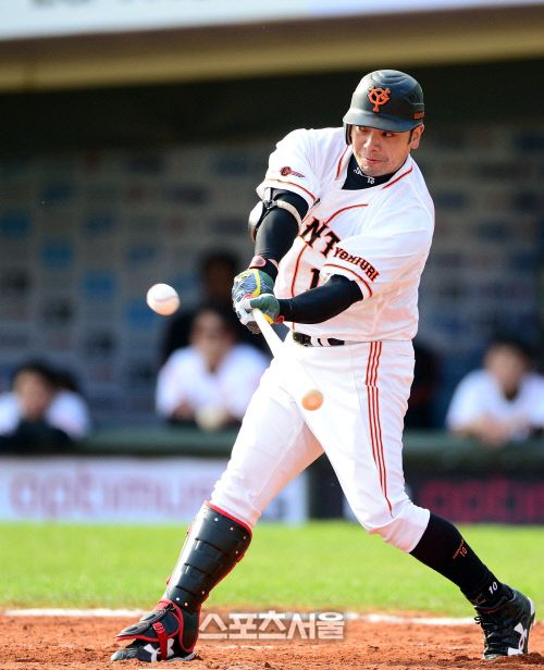 [스포츠서울]일본 WBC대표팀 주장을 맡고 있는 요미우리 자이언츠의 아베 신노스케. 그는 2일 브라질과 WBC 1라운드 A조 첫 경기에서 8회 대타로 나서 결승타를 터뜨렸다.홍승한기자hongsfilm@sportsseoul.com