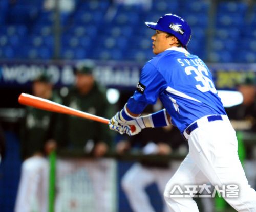 [스포츠서울] 4일 WBC 1라운드 한국과 호주의 경기가 열리는 대만 타이중 인터콘티넨탈구장. 1회초 1사 1루에서 3번 이승엽이 중월 2루타를 때리고 있다. 2013. 3.4타이중(대만) | 박성일기자sungil@sportsseoul.com