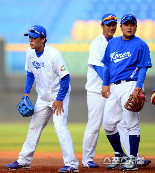 [스포츠서울] 27일 대만 타이중 도류구장에서 WBC 대팀팀이 대만 군인선발과 연습경기 전 훈련을 하고 있다. 1루수인 이승엽, 이대호, 김태균(왼쪽부터)이 함께 수비훈련을 하고 있다. 2013. 2. 27 타이중(대만) | 박성일기자sungil@sportsseoul.com