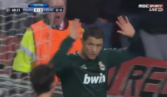 레알 마드리드의 크리스티아누 호날두가 친정팀 맨유와 맞붙은 챔피언스리그 16강 2차전에서 후반 24분 역전골을 터뜨린 뒤 두 손을 높이 들어 골 세리머니를 하지 않겠다는 동작을 취하고 있다. / MBC 스포츠플러스 캡처