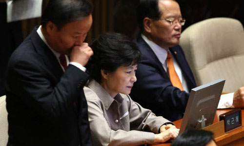 새누리당 김재원 의원(왼쪽)이 담뱃값 2000원 인상을 위한 법안 발의를 준비 중이다. / 서울신문 제공