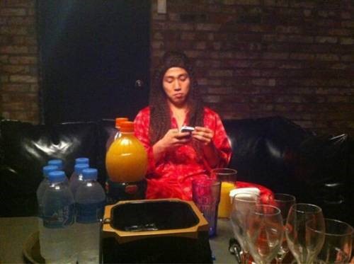 유세윤 잠옷 차림 클럽행 사진이 공개돼 화제다. / 뮤지 트위터 캡처