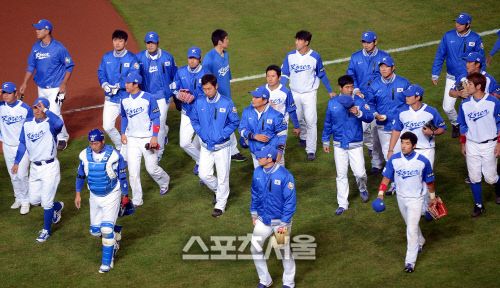 WBC 대표팀 선수들이 5일 대만전을 마친 뒤 2라운드 진출 좌절에 허탈한 표정으로 그라운드를 빠져나오고 있다. 타이중(대만) | 박성일기자sungil@sportsseoul.com