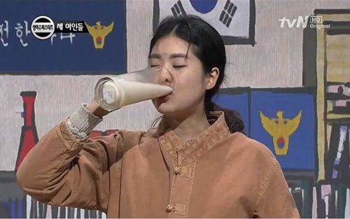 강유미가 치킨을 갈아넣은 맥주를 단숨에 들이키고 있다./CJ E&M제공