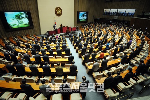 한국고용정보원 조사 결과에 따르면 국내 759개 직업 연봉 순위에서 국회의원이 2위에 올랐다. / 임영무 기자