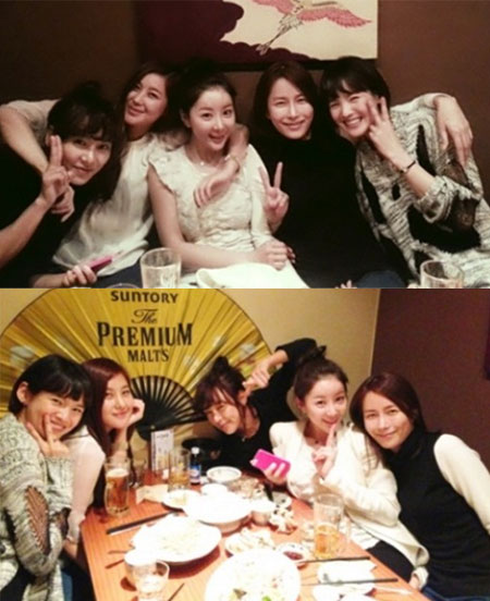 이본(위, 왼쪽부터), 솔비, 원자현, 황인영, 정가은의 회식 사진이 화제를 모으고 있다. / 원자현 트위터