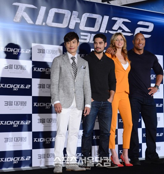 배우 이병헌, D.J 코트로나, 애드리앤 팰리키, 드웨인 존슨(왼쪽부터)이 11일 오전 서울 영등포구 콘래드 서울 호텔에서 열린 영화 지.아이.조2의 기자간담회에 참석해 포즈를 취하고 있다./남윤호 인턴기자