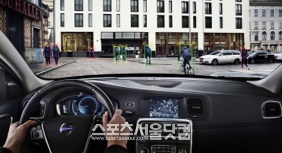 볼보자동차는 자전거 사고를 미연에 방지할 수 있는 사이클리스트 감지 시스템을 2013 제네바 모터쇼에서 공개했다.