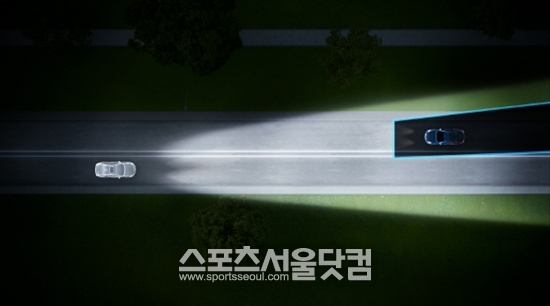 볼보자동차는 2013 제네바모터쇼에서 ‘액티브 하이빔 컨트롤’ 기술을 공개했다.