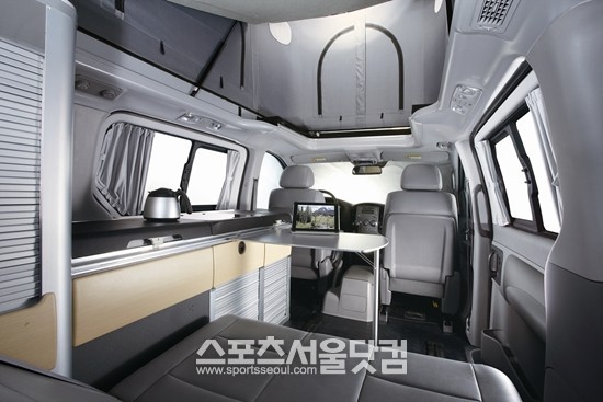그랜드 스타렉스 캠핑카 내부.