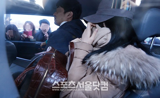 배우 박시후를 성폭행 혐의로 고소한 연예인지망생 A씨가 13일 오후 서울 신월동 국립과학수사연구원에서 거짓말탐지기 검사를 마친 뒤 차량을 통해 빠져나가고 있다. /문병희 기자