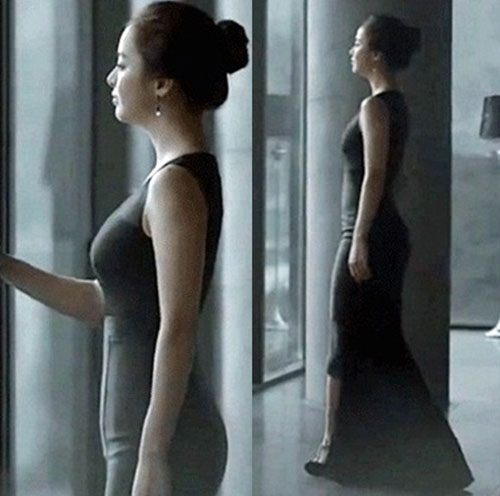 김태희가 광고 속 장면에서 완벽한 몸매로 누리꾼들의 눈길을 끌고 있다. / 온라인 커뮤니티 캡처