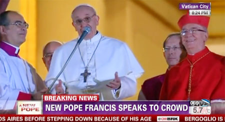 아르헨티나의 호르헤 마리오 베르골리오 추기경(가운데)이 제266대 교황으로 선출됐다. / KBS 뉴스 캡처