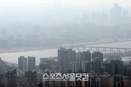 지난 1일 올 봄 들어 처음으로 중국발 황사가 찾아왔다. /더팩트DB