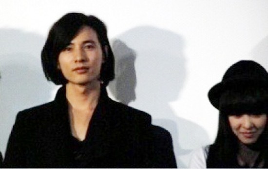 박보영의 원빈앓이 사진이 온라인에서 화제로 박보영(오른쪽)이 원빈의 옆에서 고개를 숙이고 있다. /출처=온라인 커뮤니티