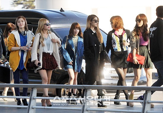 그룹 티아라가 방콕에서 열리는 ‘2013 MBC 코리아뮤직웨이브 인 방콕’에 참석하기 위해 14일 오후 인천국제공항을 통해 출국하고 있다. /인천국제공항=문병희 기자