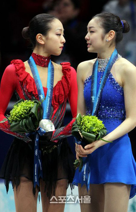 2010 밴쿠버 동계올림픽 피겨스케이팅 싱글 여자 금메달리스트인 김연아(오른쪽)와 은메달리스트 아사다 마오. / 스포츠서울 DB