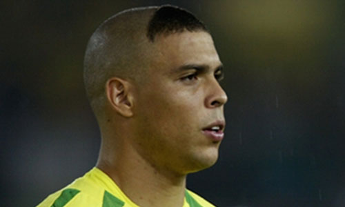 말이 필요없는 최고의 축구스타였던 호나우두는 2002년 한일월드컵에서 일명 삼각김밥 머리로 경기에 나서 눈길을 끌었다. / 출처=아일랜드 외신 캡처