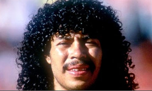 아줌마 머리 를 보여준 이기타는 전갈 킥으로 슈팅을 막아내는 등 괴짜골키퍼로 유명했다. /출처=아일랜드 외신 캡처