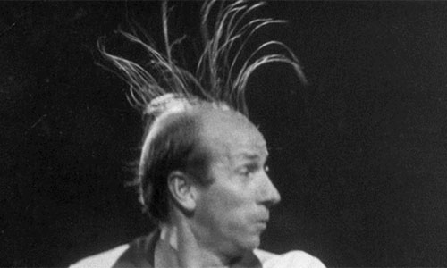 맨유 레전드 바비 찰턴 경은 현역 시절 정리되지 않은 머리로 팬들의 관심을 모았다. /출처=아일랜드 외신 캡처