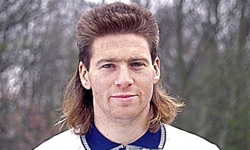 찰랑되는 긴 머리카락에 스포츠머리라는 부조화를 보여준 잉글랜드 레전드 크리스 워들. / 출처=아일랜드 외신 캡처