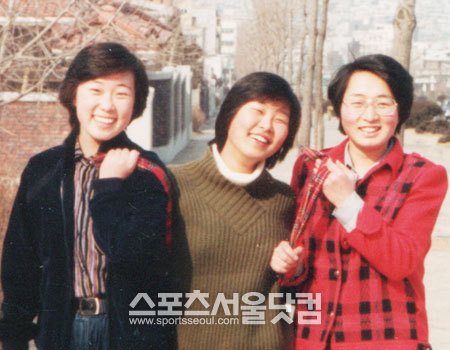 두려움 떨쳐낸 대학 시절 - 미국 유학을 고민하던 은 의원(맨 오른쪽)은 한 친구의 죽음을 목격한 뒤 부끄럼 없이 살겠다고 다짐했다. / 은수미 의원 제공