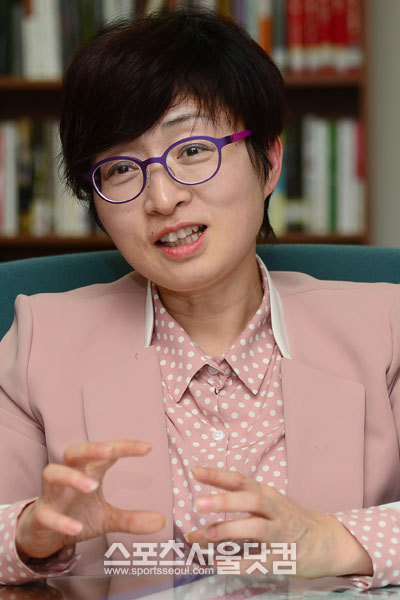 은수미 의원은 유명 사회학자인 에밀 뒤르깽의 자살론을 읽은 뒤 인생의 전환점을 맞았다. / 이새롬 기자