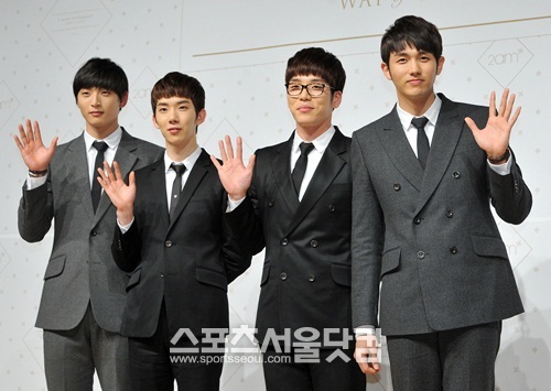 2AM 무대 대형의 비밀이 누리꾼들의 관심을 모으고 있다. / 더팩트DB