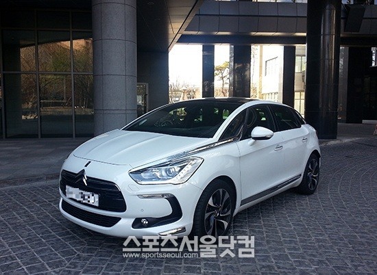 개성 있는 디자인과 디젤엔진 특유의 가속력으로 무장한 시트로엥의 최상위 모델 DS5가 국내 시장에 상륙했다. / 서재근 기자