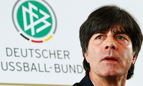15일 독일 축구 국가대표팀 요아힘 뢰브감독이 23일과 27일 열리는 월드컵 예선 카자흐스탄에 출전할 선수 명단을 발표하고 있다. / team.dfb.de 캡처
