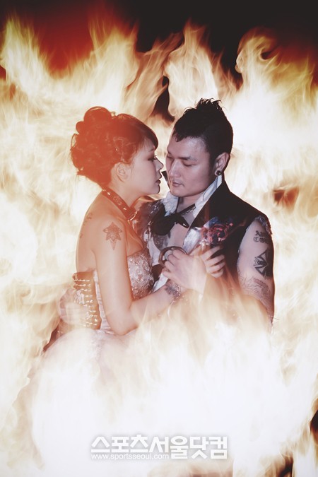원종희(오른쪽)가 예비신부 정새난슬 씨와 불길에 휩싸인 채 애정어린 포즈를 취하고 있다./호스피탈 포토그래프 제공