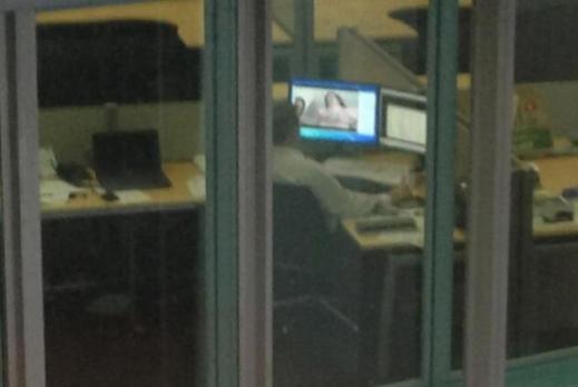 호주를 비롯해 외국 언론들에서 크게 화제가 된 야동 보는 남자 사진/외국 온라인 커뮤니티