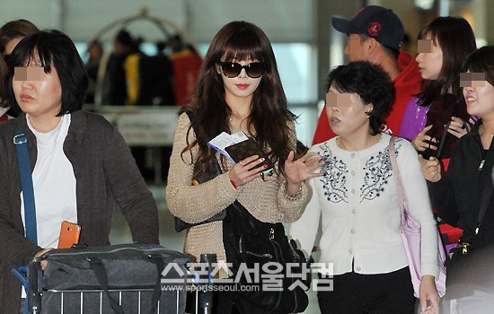 현아의 공항 패션이 네티즌들의 관심을 끌고 있다./문병희 기자