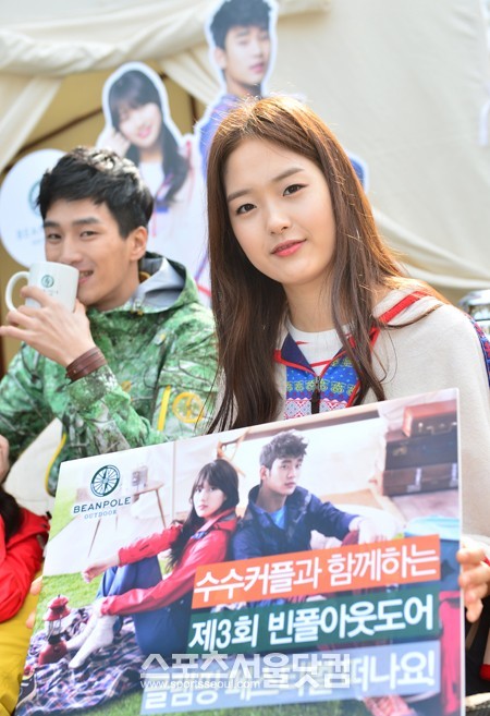 제일모직의 아웃도어 브랜드 빈폴아웃도어 모델들이 19일 오전 서울 청계광장에서 제3회 빈폴아웃도어 글램핑 페스티벌을 홍보하는 사진행사에 참석해 포즈를 취하고 있다. / 배정한 기자