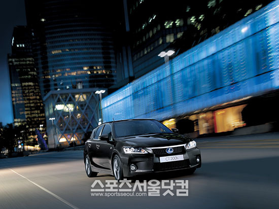 렉서스 브랜드가 2013 서울모터쇼에서 New Generation GS F SPORT,  CT 200h, All New RX의 F SPORT 등 F 라인업 3종을 출시한다고 20일 밝혔다.