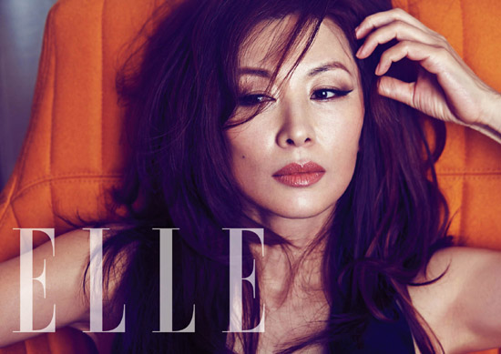 배우 이미숙이 짙은 스모키 화장을 하고 포즈를 취하고 있다. / 패션지 엘르 제공