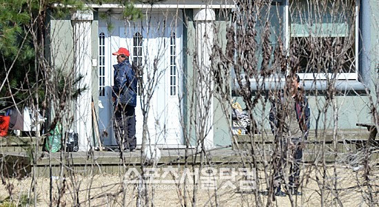 21일 오후 사회지도층 인사들에게 성접대를 했다는 의혹이 제기된 건설업자 윤모 씨의 강원도 원주 정산리 별장에서 관리인이 분주히 움직이고 있다. /원주=문병희 기자