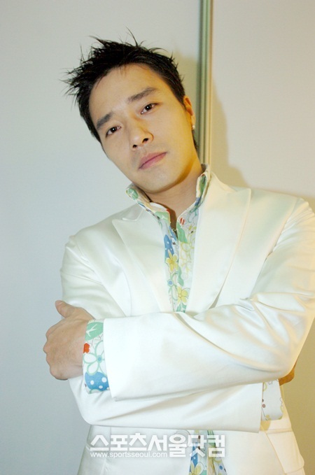 지난 1990년대를 풍미했던 R.ef 출신 가수 이성욱이 전처 폭행부터 비밀 재혼, 면허 정지까지 사건사고에 휘말리면서 힘든 나날을 보내고 있다./더팩트DB