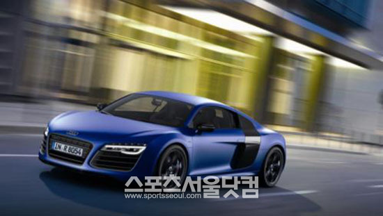 아우디코리아가 28일 프레스데이를 시작으로 다음달 7일까지 진행되는 2013 서울모터쇼에서 고성능 스포츠카 뉴 R8 V10을  국내 최초로 공개한다고 22일 밝혔다.