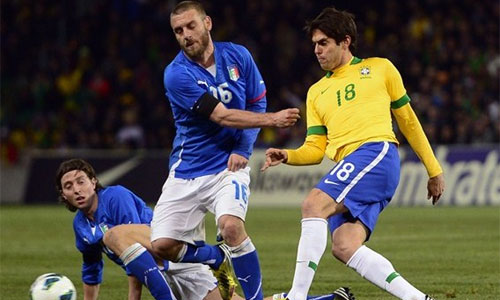 22일 스위스 제네바에서 열린 브라질-이탈리아 친선경기에서 다니엘레 데 로시(가운데)와 히카르두 카카(오른쪽)가 볼을 다투고 있다. / 국제축구연맹 홈페이지