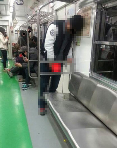 지하철에서 술에 취해 소변을 누는 남성의 사진이 화제다. / 온라인 커뮤니티