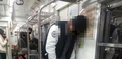 지하철에서 술에 취해 소변을 누는 남성의 사진이 화제다. / 온라인 커뮤니티