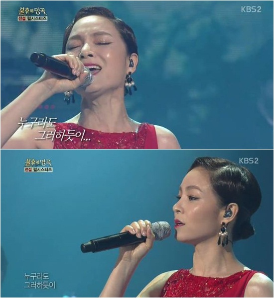 23일 방송된 KBS2 불후의 명곡-전설을 노래하다에서 가수 왁스가 펄 시스터즈의 누구라도 그러하듯이를 부르고 있다. /KBS2 불후의 명곡-전설을 노래하다캡처