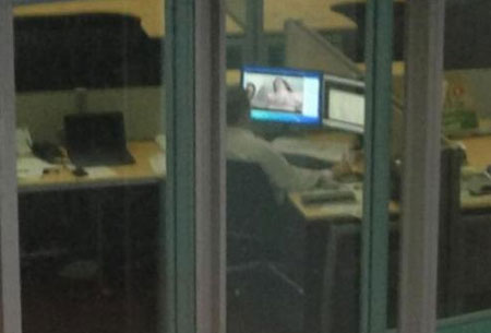 근무 시간에 야동을 보던 남성 사진이 트위터에 퍼지며 전 세계적인 화제를 모았다. / 트위터 캡처