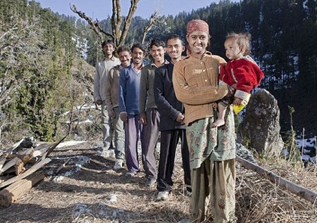 인도의 21살 라조(앞)라는 여성이 다섯 형제를 남편으로 두고 살고 있어 화제다./인도 커뮤니티