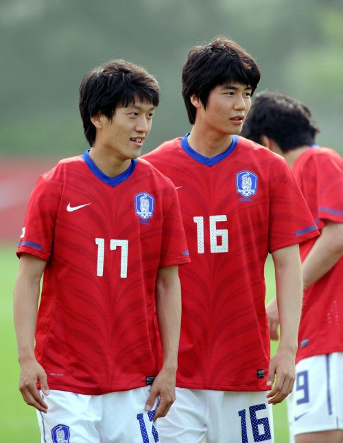 쌍용 이청용(왼쪽)과 기성용이 26일 카타르전을 앞둔 최강희호의 승리 사냥에 앞장 선다. / 스포츠서울 DB