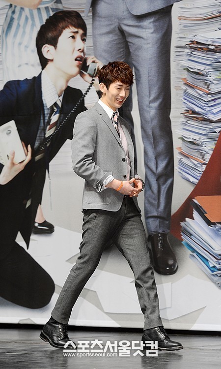 2AM의 조권이 25일 오후 서울 서대문구 이화여자대학교 삼성홀에서 열린 KBS2 새 월화드라마 직장의 신 제작발표회에 참석하고 있다./임영무 기자