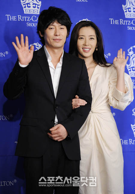 설경구(왼쪽)-송윤아 부부가 포털사이트 검색 순위를 장악하고 있다. /더팩트DB