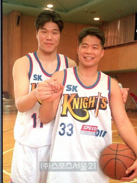 한국 농구계의 영원한 라이벌 서장훈(왼쪽)과 현주엽은 1998~1999시즌부터 1999~2000시즌 초반까지 청주 SK(서울 SK 전신)에서 잠시 팀 동료로 뛰었다. / 스포츠서울DB